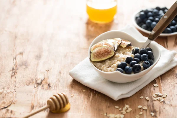 Weiße Schüssel Haferbrei Feigen Und Blaubeeren Gesundes Haferfrühstück — Stockfoto