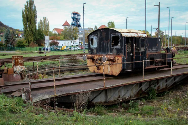 通常の鉄道線路の脇には焼失した狩猟用機関車がある — ストック写真