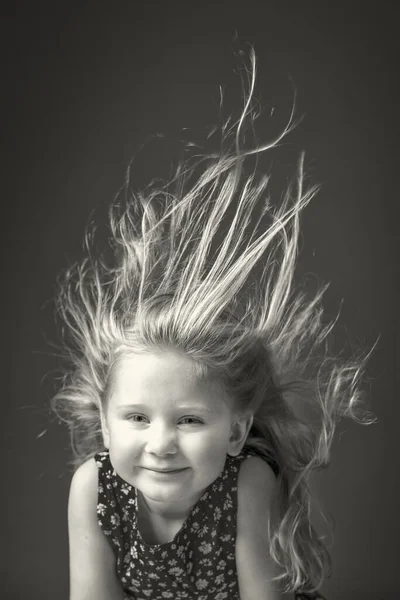 Studioporträt Eines Dreijährigen Kaukasischen Mädchens Dessen Haare Vom Wind Die — Stockfoto