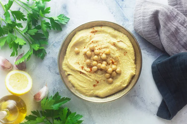Hummus Con Salsa Guacamole Prezzemolo Piatto Bianco Vista Dall Alto — Foto Stock
