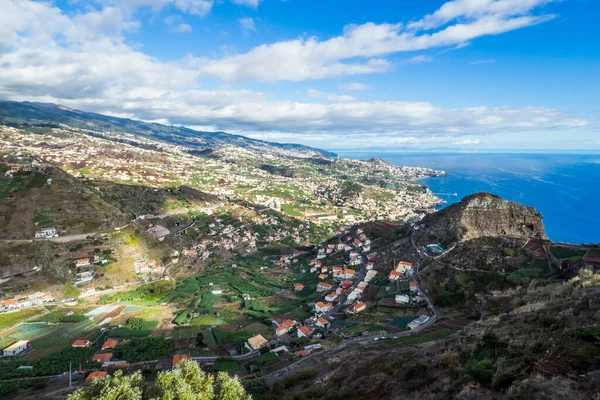 海と地中海沿岸の山々の眺めは — ストック写真
