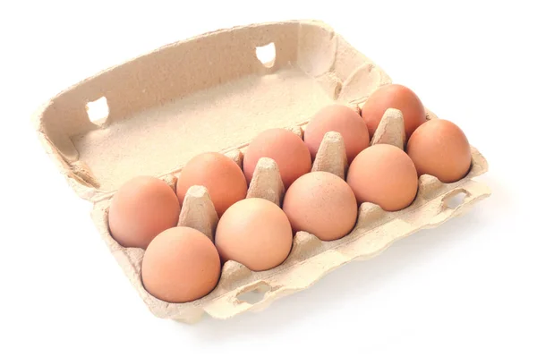Beyaz Arka Planda Karton Bir Kutuda Yumurtalar — Stok fotoğraf