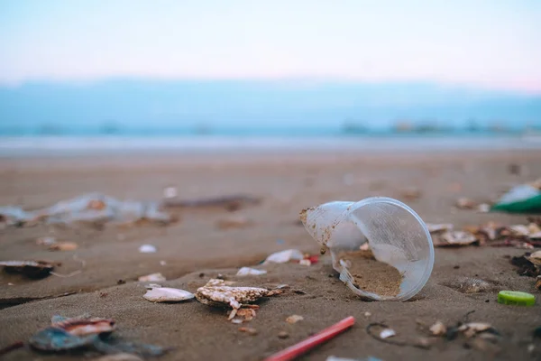 Śmieci Śmieci Tworzyw Sztucznych Butelka Zanieczyszczenia Środowiska Plaży Tantiem Wysokiej — Zdjęcie stockowe