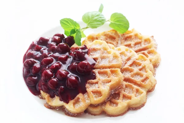 Waffles Com Framboesas Hortelã Sobre Fundo Branco — Fotografia de Stock