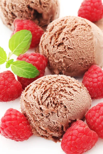 Helado Chocolate Con Hojas Menta Sobre Fondo Blanco —  Fotos de Stock