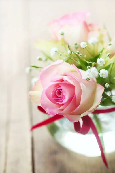 Hermoso Ramo Rosas Rosadas Jarrón Sobre Fondo Madera Blanca —  Fotos de Stock