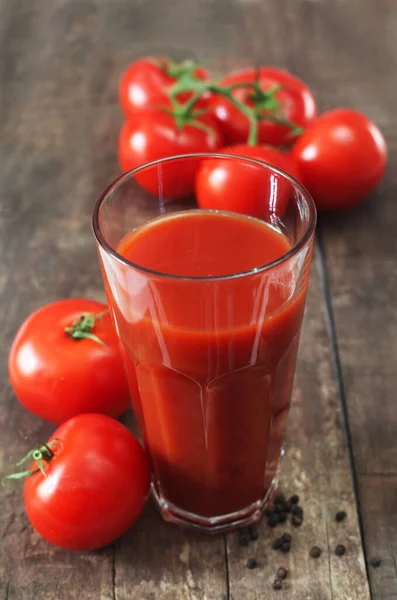Tomatensaft Und Frische Tomaten Auf Holzgrund — Stockfoto