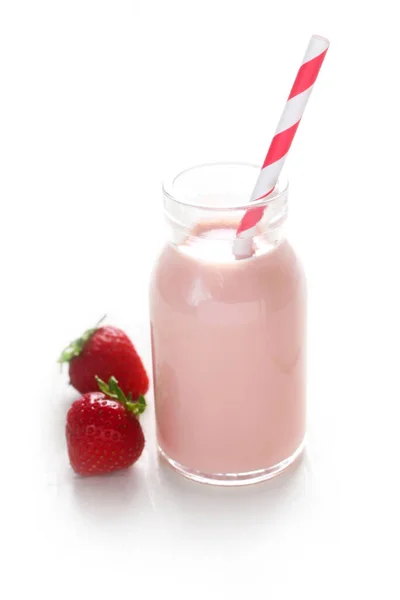 Smoothie Φράουλα Γάλα Και Φράουλες Λευκό Φόντο — Φωτογραφία Αρχείου