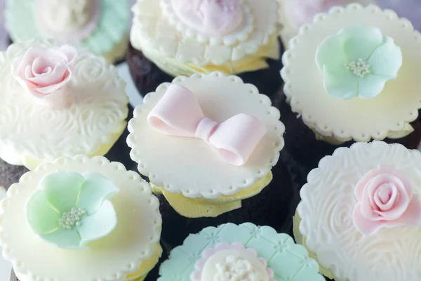 Gâteau Mariage Blanc Rose Avec Crème Fleurs — Photo