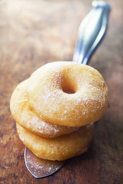 Donut Met Chocolade Glazuur Een Houten Achtergrond — Stockfoto