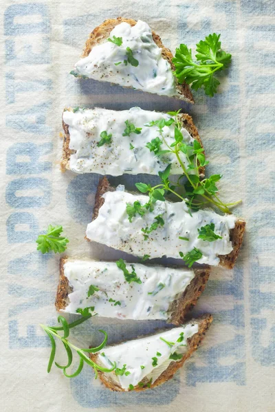 Sandwich Mit Käse Und Sahne Auf Einem Weißen Teller — Stockfoto