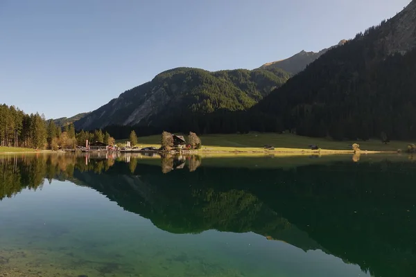 Hory Údolí Tannheimer Tyrolsku Rakousku Odrážejí Čistých Vodách Vilsalpsee — Stock fotografie