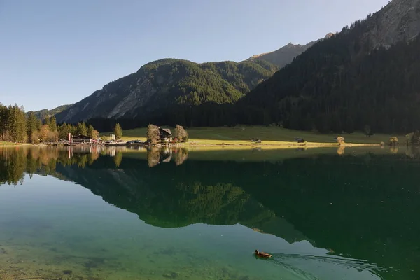 Hory Údolí Tannheimer Tyrolsku Rakousku Odrážejí Čistých Vodách Vilsalpsee — Stock fotografie