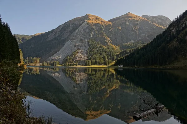 Die Berge Tannheimer Tal Tirol Österreich Spiegeln Sich Klaren Wasser — Stockfoto