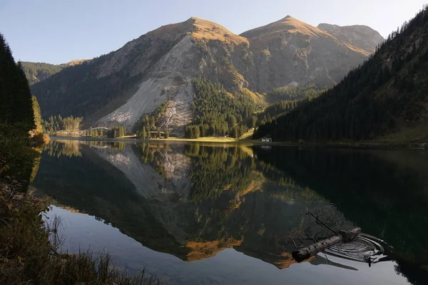 Hory Údolí Tannheimer Tyrolsku Rakousku Odrážejí Čistých Vodách Vilsalpsee — Stock fotografie