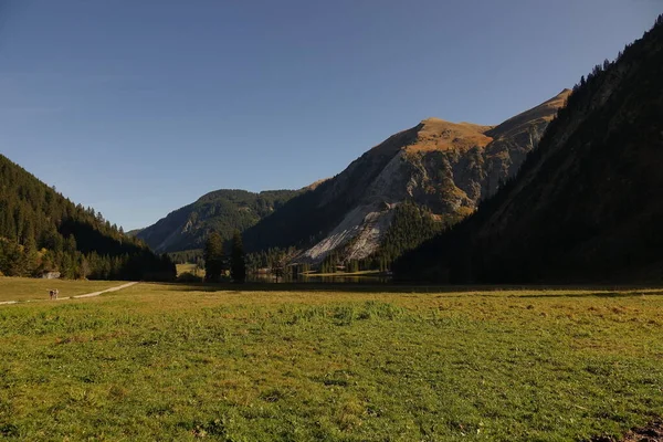 Krásná Krajina Horami Modrá Obloha — Stock fotografie