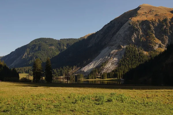 Beau Paysage Avec Une Chaîne Montagnes — Photo