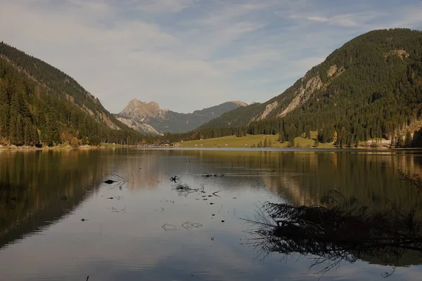 Las Montañas Valle Tannheimer Tirol Austria Reflejan Las Aguas Cristalinas — Foto de Stock