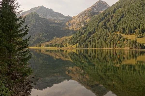 Hory Údolí Tannheimer Tyrolsku Rakousku Odrážejí Čistých Vodách Vilsalpsee — Stock fotografie