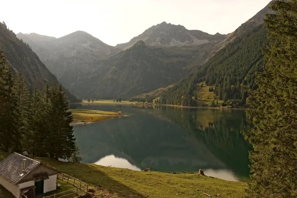 Hory Údolí Tannheimer Tyrolsku Rakousku Odrážejí Čistých Vodách Vilsalpsee — Stock fotografie