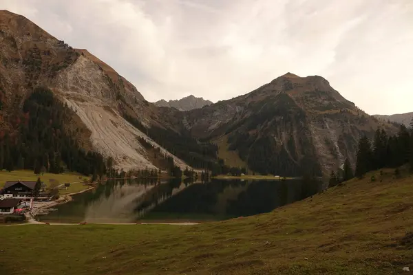 Hermoso Paisaje Con Lago Las Montañas —  Fotos de Stock