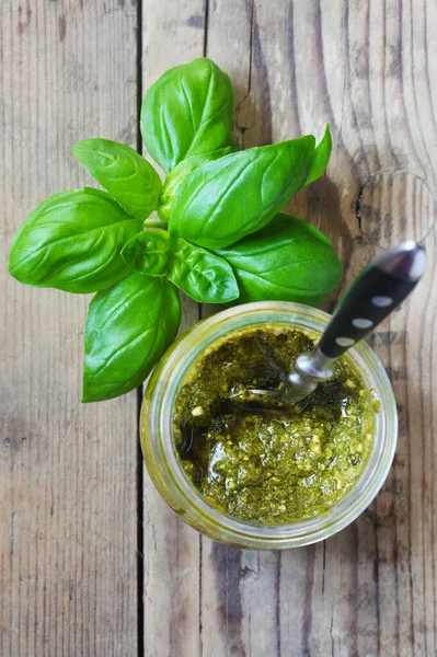 Pesto Sauce Mit Basilikum Und Olivenöl Auf Holzgrund — Stockfoto