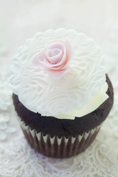 Белый Розовый Свадебный Торт Сливками Розами — стоковое фото