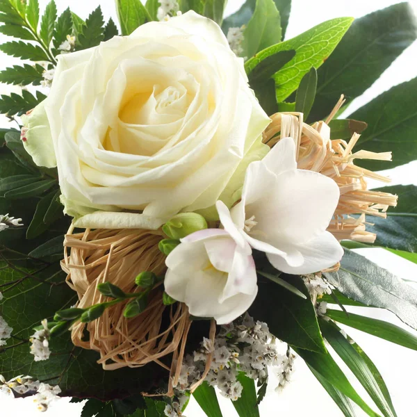 緑の葉を背景にした美しい白いバラの花束 — ストック写真