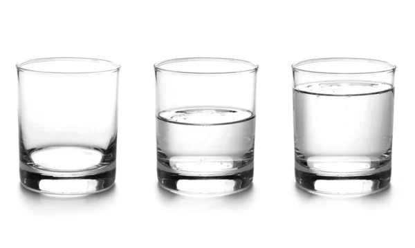 Glas Vatten Med Isbitar Vit Bakgrund — Stockfoto