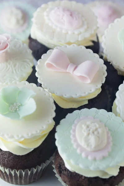 Leckere Cupcakes Mit Sahne Und Blumen — Stockfoto
