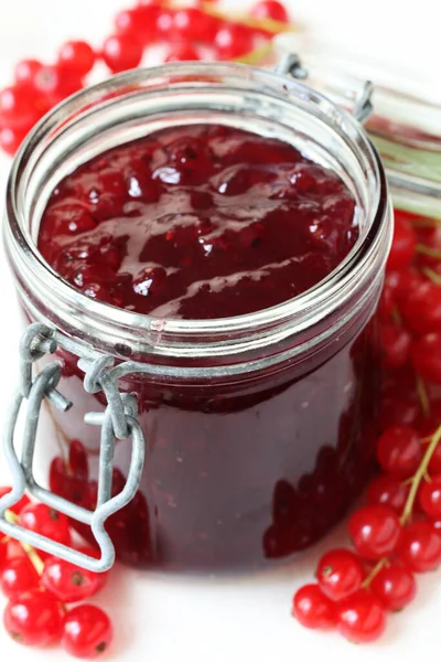 Pot Confiture Groseilles Rouges Dans Bol Verre Sur Fond Blanc — Photo