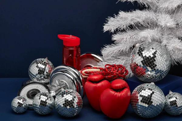 Dumbbell Γάντια Πυγμαχίας Σχοινάκι Χριστουγεννιάτικη Διακόσμηση Σκούρο Μπλε Φόντο Αντίγραφο — Φωτογραφία Αρχείου