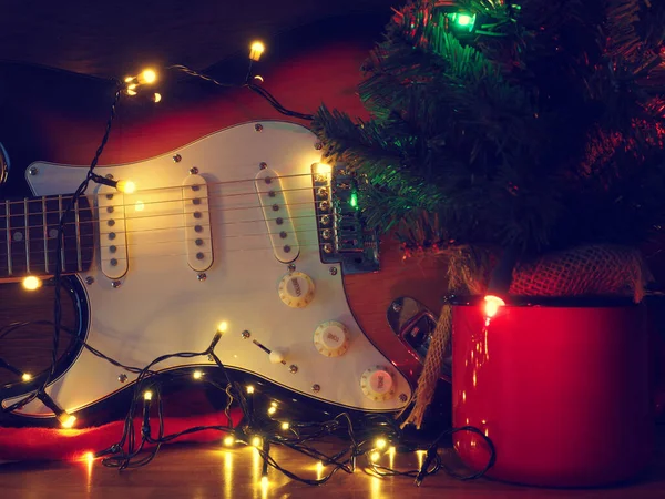 Oude Gebruikte Vintage Gitaar Met Kerstverlichting Een Houten Tafel Ruimte — Stockfoto