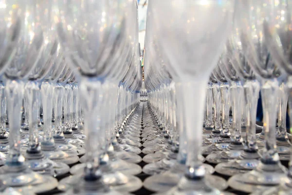 Muitos Copos Champanhe Estão Uma Mesa — Fotografia de Stock