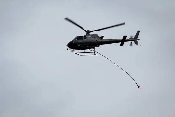 Helikopter Gökyüzünde Uçuyor — Stok fotoğraf