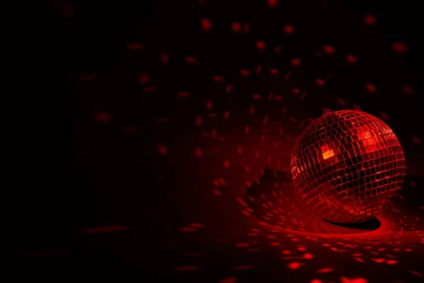 Espejo Brillante Bola Disco Sobre Fondo Oscuro Con Iluminación Roja —  Fotos de Stock