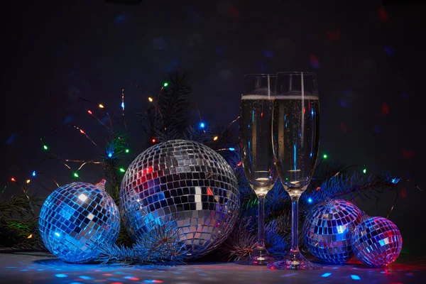 Şampanya Flütleri Ayna Topları Disko Topu Köknar Dalı Koyu Renkli — Stok fotoğraf