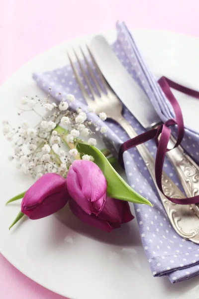 Hermoso Ajuste Mesa Con Tulipanes Rosados Flores Plato Blanco —  Fotos de Stock