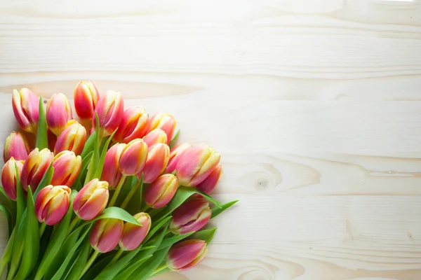 Tulipanes Rosados Sobre Fondo Madera — Foto de Stock