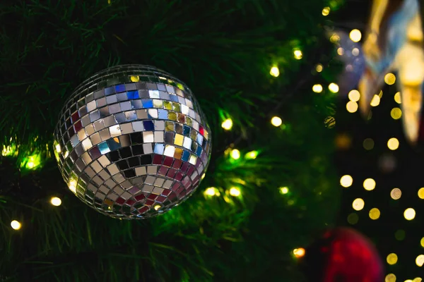 Weihnachtsbaum Mit Dekorativen Lichtern Und Spiegelkugel Auf Verschwommenem Hintergrund — Stockfoto