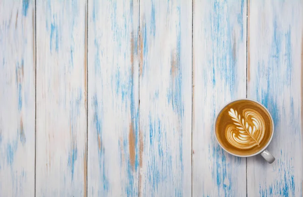 Kopp Kaffe Träbordet Ovanifrån Kaffe Latte Konst Med Kopieringsutrymme Dricka — Stockfoto