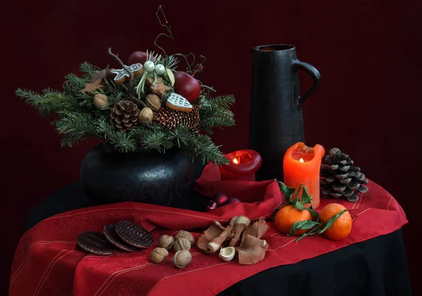 Weihnachtskomposition Mit Tanne Und Roten Beeren Auf Dunklem Hintergrund — Stockfoto