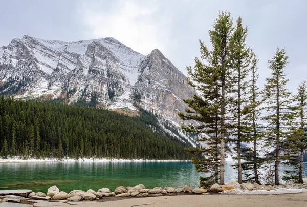 Morning View Lake Louise Rock Shore Banff National Park Alberta — Stock Photo, Image