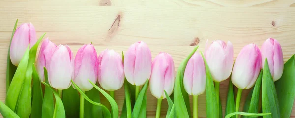 Roze Tulpen Een Houten Achtergrond — Stockfoto