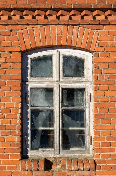 Παράθυρο Μπροστά Από Ένα Παλιό Σπίτι Από Τούβλα — Φωτογραφία Αρχείου