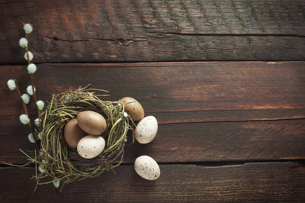 Oeufs Pâques Dans Nid Sur Fond Bois — Photo