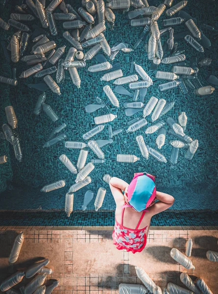 Dziewczynka Zdesperowanym Stroju Kąpielowym Ponieważ Basen Jest Pełen Odpadów Plastikowych — Zdjęcie stockowe
