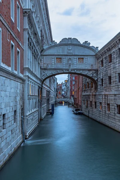 夜明けにヴェネツィアのため息の橋 — ストック写真