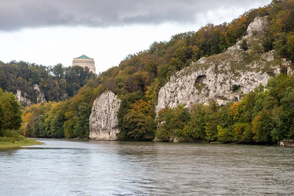 ドイツ バイエルン州ケルハイム近郊のドナウ川の自然保護区では 秋に石灰岩の岩が形成されます — ストック写真
