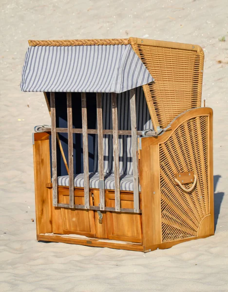 Μια Κλειδωμένη Καρέκλα Παραλίας Στέκεται Μοναχική Στην Παραλία Της Βαλτικής — Φωτογραφία Αρχείου